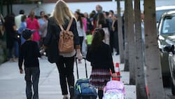 Confirman suspensión de clases en estos colegios de la Región Metropolitana por voraz incendio