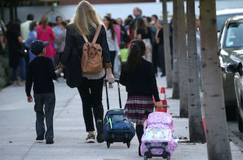 Confirman suspensión de clases en estos colegios de la Región Metropolitana por voraz incendio