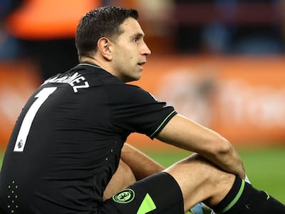 Encerrado y con su reputación afectada: el humillante día del Dibu Martínez tras portazo del United