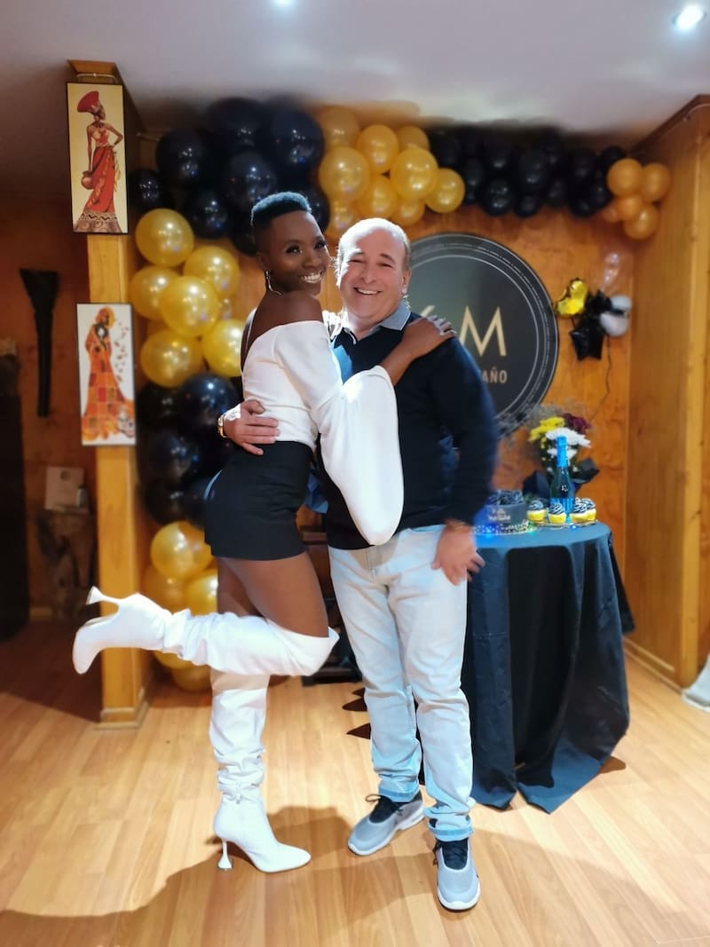 Tatón Púrpura y Kelly Montaño viven su amor en la playa