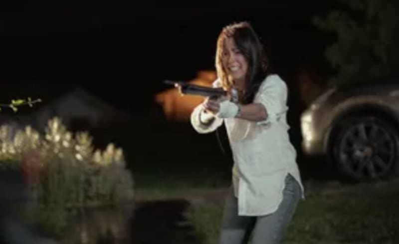 La mujer intenta matar a su esposo.