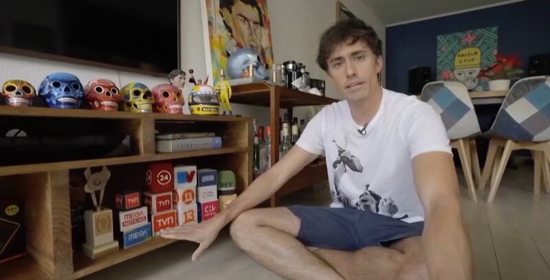 Roberto Cox colecciona calaveras y logos de TV. Créditos: Pantallazo CHV