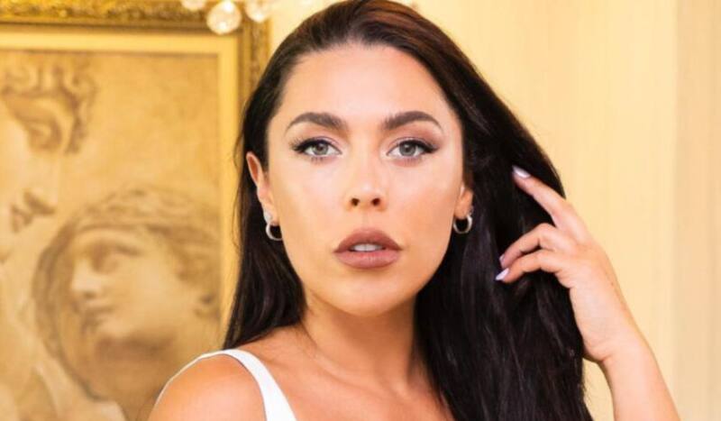 deslumbró con dramático vestido negro en su cumpleaños.