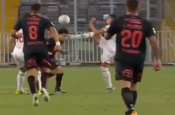 VIDEO | ¡Le cortó el rostro! La durísima entrada que recibió Lautaro Pastrán en su debut en Colo Colo