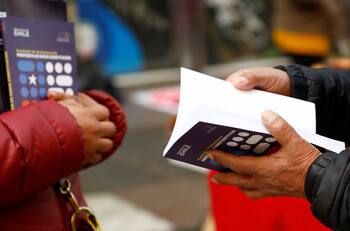 VIDEO | ¡El libro más leído de Chile! Grandes filas para adquirir el borrador de la Nueva Constitución