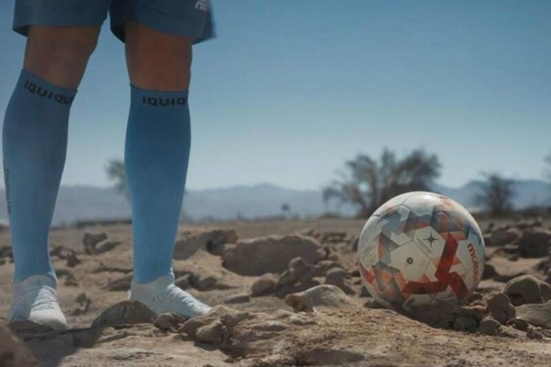 presentó sus nuevas camisetas y en un hito arqueológico de la Región. Fotos y video: Deportes Iquique.