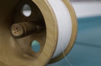 Motorista sufre lesiones en su rostro y nariz tras ser alcanzado por hilo curado