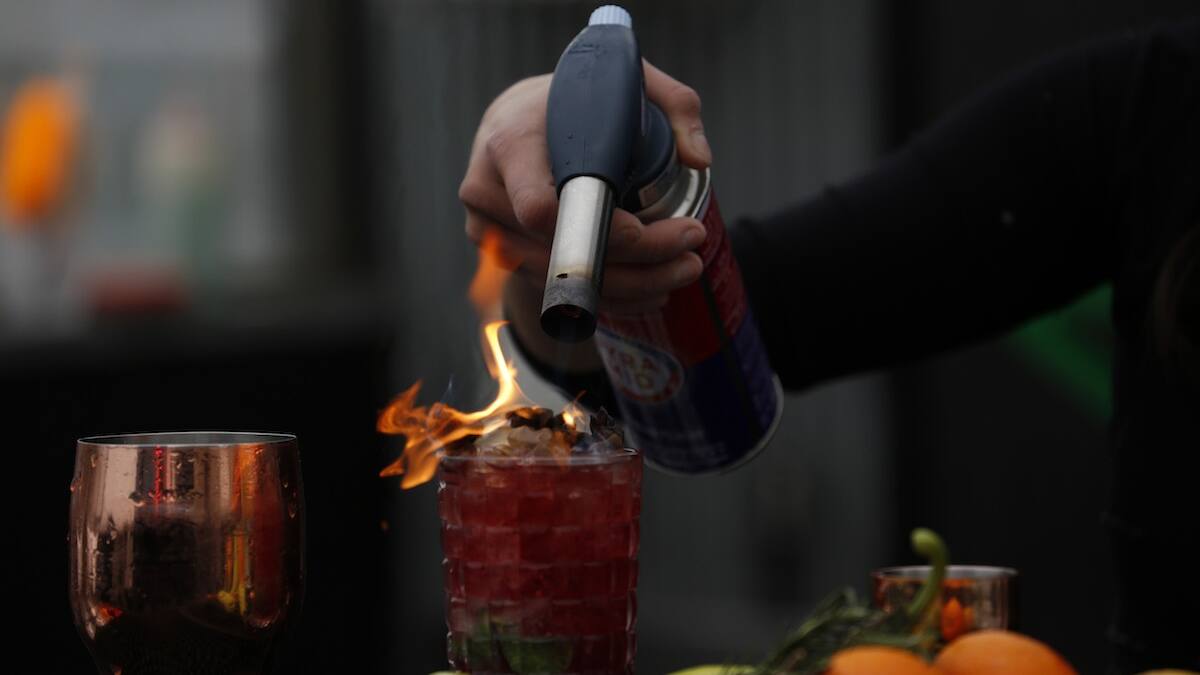 Fiestas, alcohol y condones: detienen a madre por realizar fiestas sexuales para su hijo en Estados Unidos