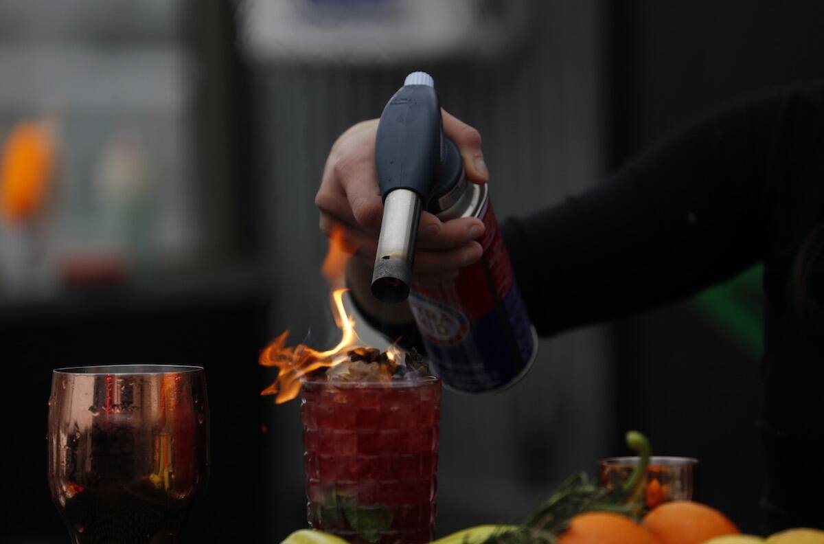 Fiestas, alcohol y condones: detienen a madre por realizar fiestas sexuales para su hijo en Estados Unidos