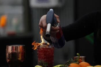 Fiestas, alcohol y condones: detienen a madre por realizar fiestas sexuales para su hijo en Estados Unidos