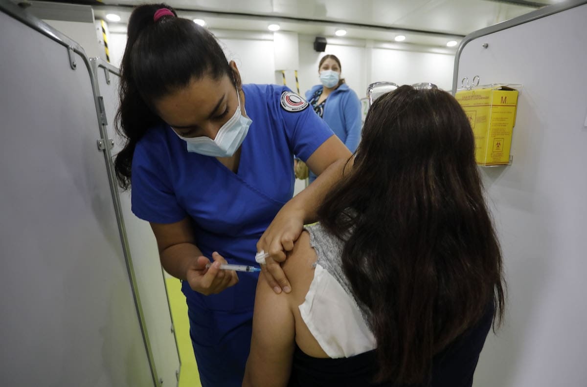 Error en vacunación contra el COVID-19: diez personas recibieron dosis equivocada