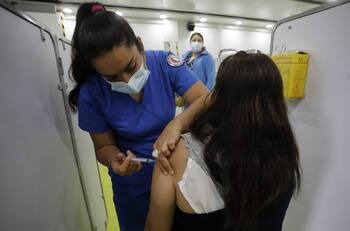 Error en vacunación contra el COVID-19: diez personas recibieron dosis equivocada