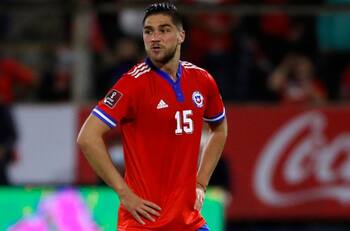 "Nuestro propio Harry Maguire": Hinchas de La Roja comparan a Francisco Sierralta con criticado defensor inglés