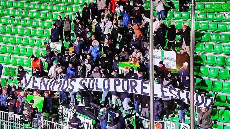 desplegaron fuerte pancarta contra el equipo. Foto: Diario de Sevilla.