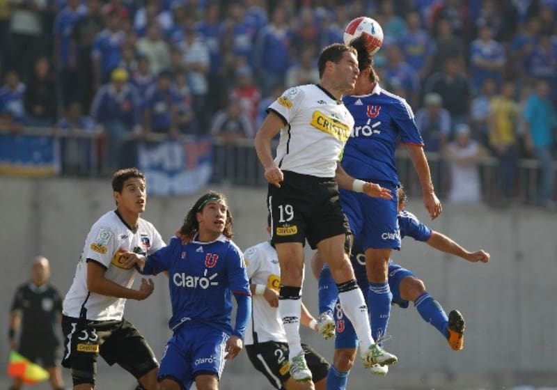 defendiendo la camiseta de Colo Colo ante Universidad de Chile (Foto: Archivo)