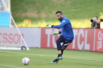 "Ver a Claudio Bravo en los entrenamientos jugando con los pies era un espectáculo"