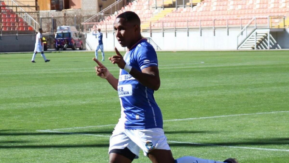 Luis Guerra en primer plano celebra un gol con la camiseta de Deportes Antofagasta.