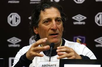 Mario Salas se incomodó con el fétido olor en la sala de prensa de Colo Colo