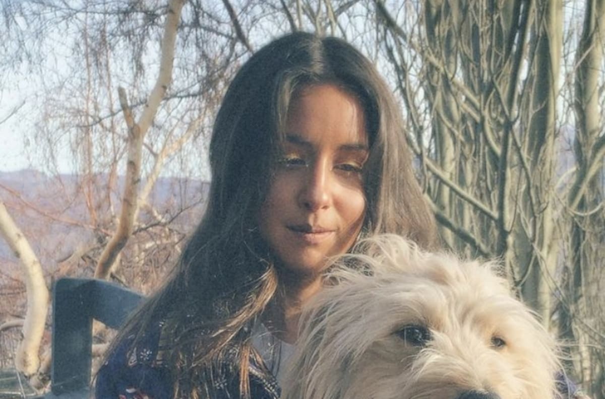 "Enviénle sus energías y amor": Denisse Rosenthal preocupó a sus seguidores tras contar que su perrito Farkas será intervenido