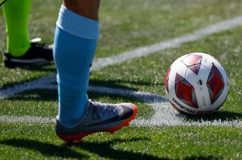 Histórico club del fútbol chileno sufre un duro golpe: no podrá jugar en la temporada 2024