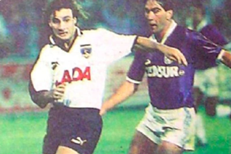 Los lilas en la Copa Libertadores de 1991. En la imagen, Marcelo Barticciotto disputa un balón con Miguel Ardiman.