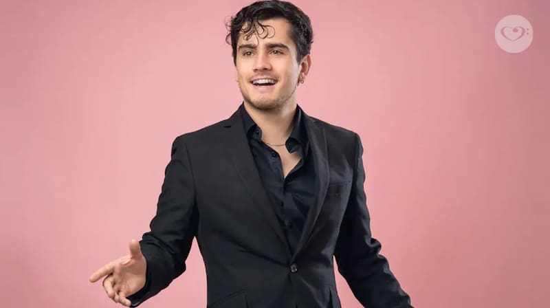 es una cantante chileno de 23 años de edad.