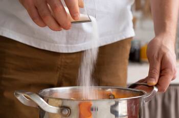 Mejor que dejar la sal: Esta es la fruta presente en todos los hogares que ayuda a controlar la hipertensión
