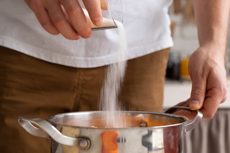 Comer esta fruta sería mejor que evitar la sal por completo.