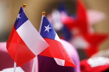 ¿Cómo se debe poner la bandera de Chile durante Fiestas Patrias?