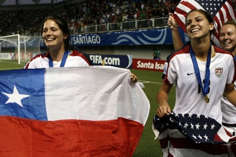 La legendaria Alex Morgan (derecha) celebra el título con Estados Unidos, en el Bicentenario de La Florida.