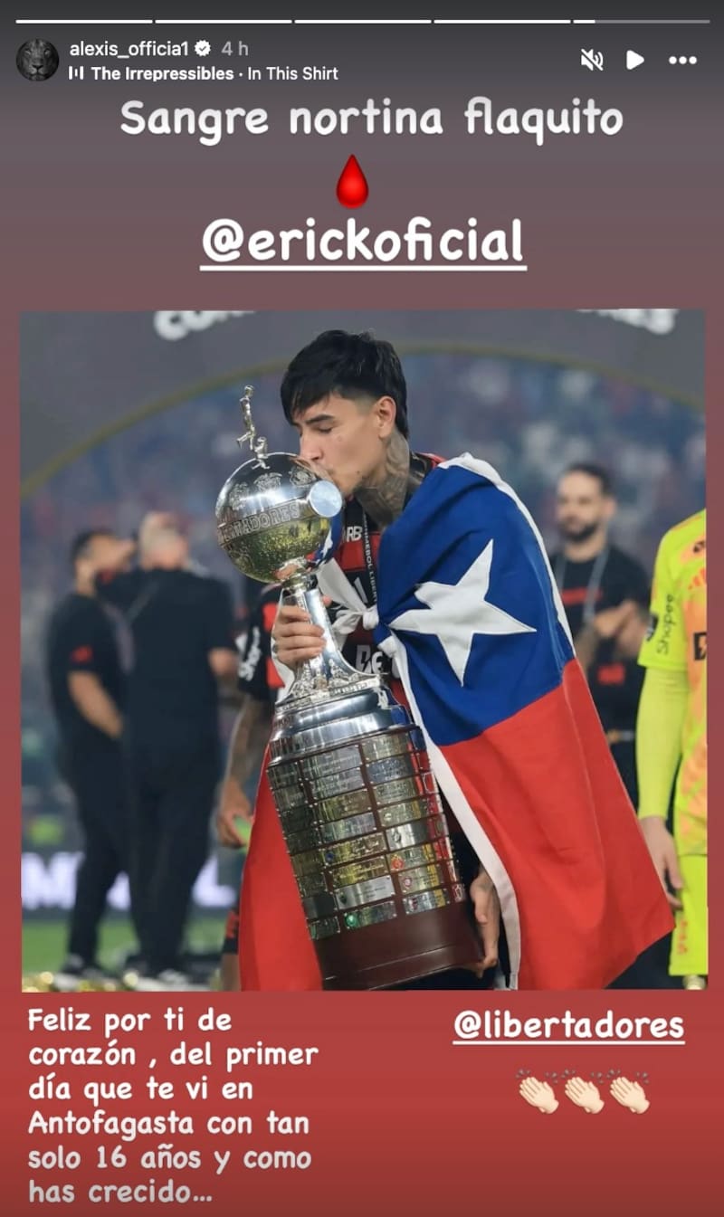 El volante fue felicitado por Alexis Sánchez.