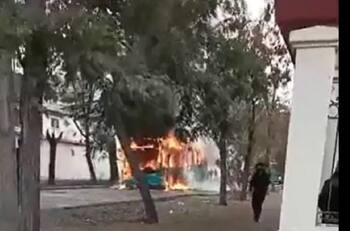 VIDEO | Queman bus en las afueras del INBA: Es el segundo en lo que va del mes