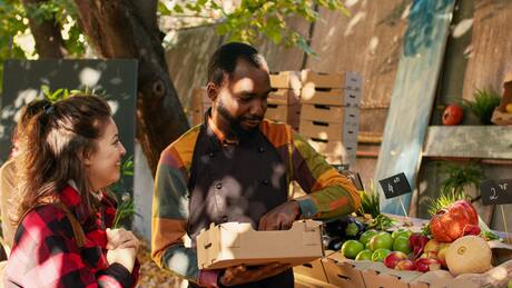 “Comprar víveres en Chile puede ser una lucha a vida o muerte”: La divertida experiencia de turista británico al intentar comprar fruta