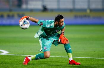 Preocupación en el Betis de Manuel Pellegrini: La Roja reveló la magnitud de la lesión que sufrió Claudio Bravo