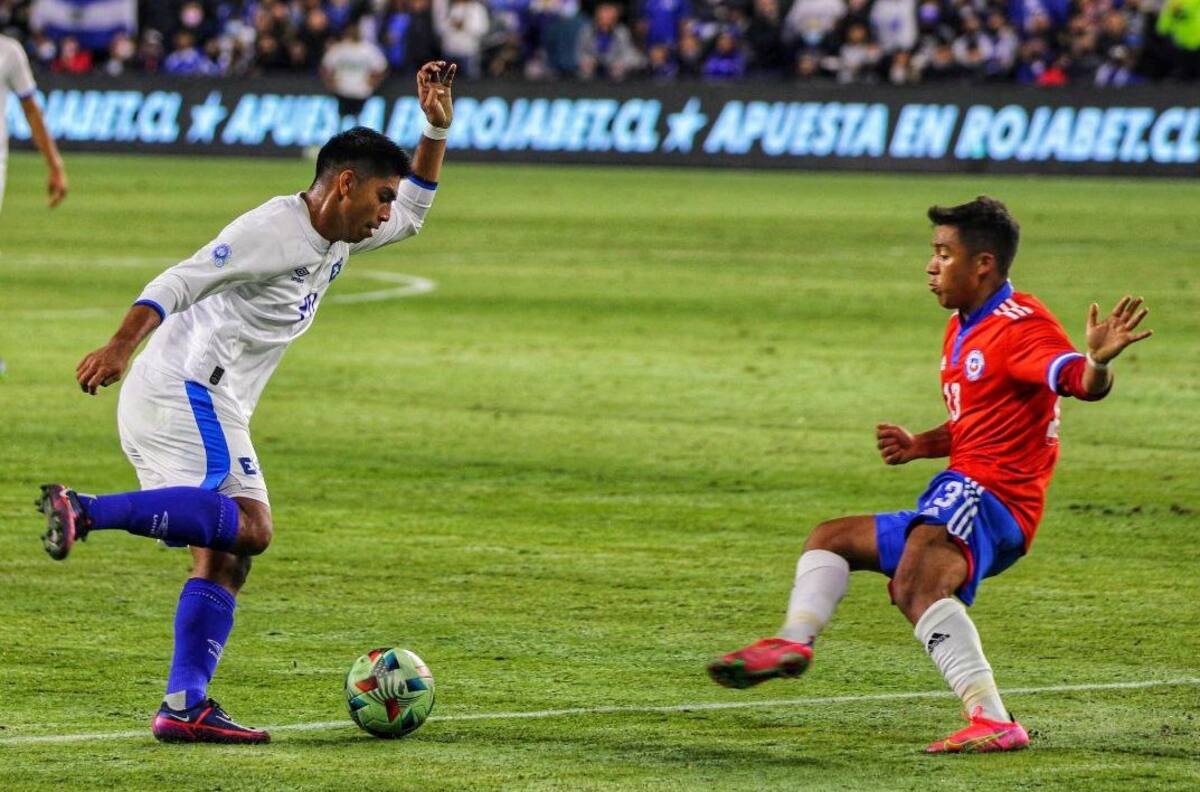 Hinchas de La Roja aplauden el partido de Marcelo Allende y Cristián Zavala ante El Salvador
