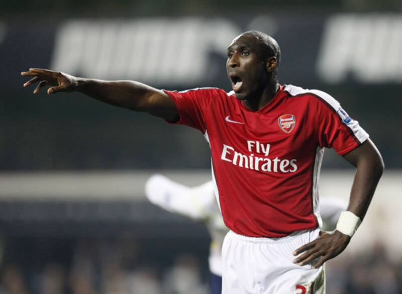 Sol Campbell jugando por el Arsenal