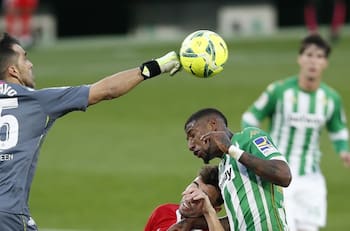 ¿No quiere competir con Claudio Bravo?: El portero del Málaga que no quiere volver al Betis