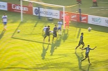 VIDEO | El primero del fútbol chileno en 2026: Huachipato sorprende con este gol a la UC en la Supercopa