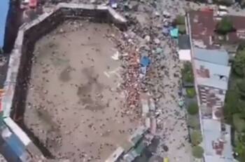 VIDEO | Fatal derrumbe de palcos en corrida de toros en Colombia: Hay 4 personas muertas y decenas de heridos