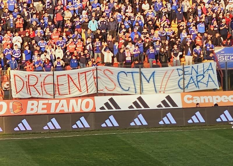 El mensaje contra la directiva de Universidad de Chile. Foto: La Voz Azul.