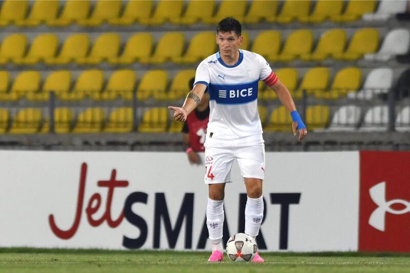 El Poncho con la camiseta de Universidad Católica. Foto: Agencia Aton.