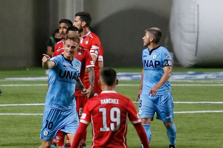 Guido Mainero celebra su gol contra Union La Calera durante el Torneo 2020.