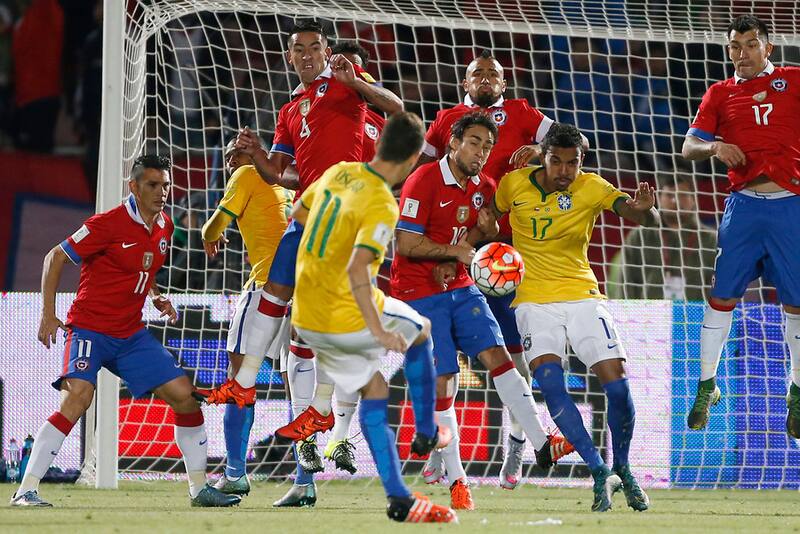 El mediocampista brasileño Oscar puede ser la llave para la llegada de Aránguiz en la U. Foto: Aton.