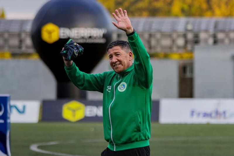 El entrenador en su paso por Deportes Puerto Montt. Foto: @camilosantanaph