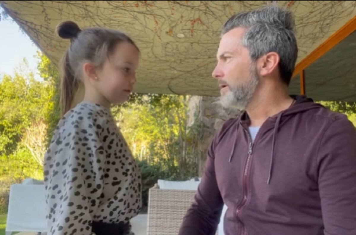 "Con tono militar": Cristián Sánchez compartio divertido video protagonizado por su hija Gracia