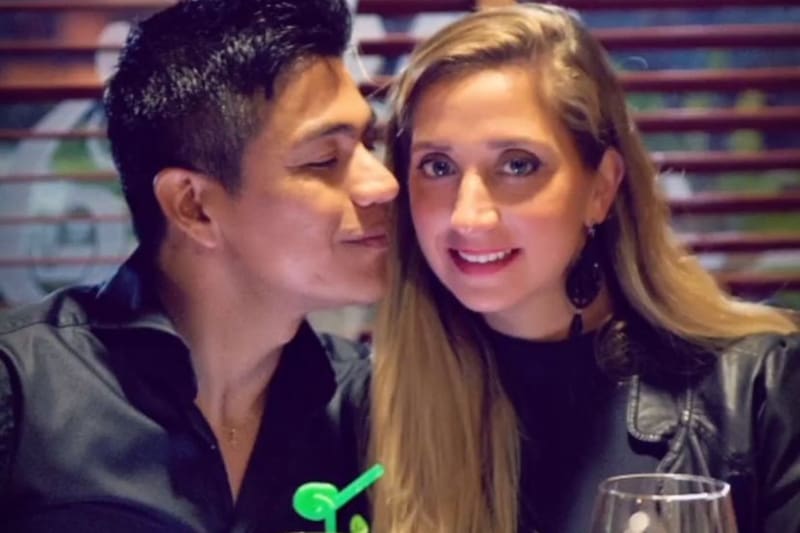 La decoradora de interiores lleva más de 20 años con el cantante de cumbia.