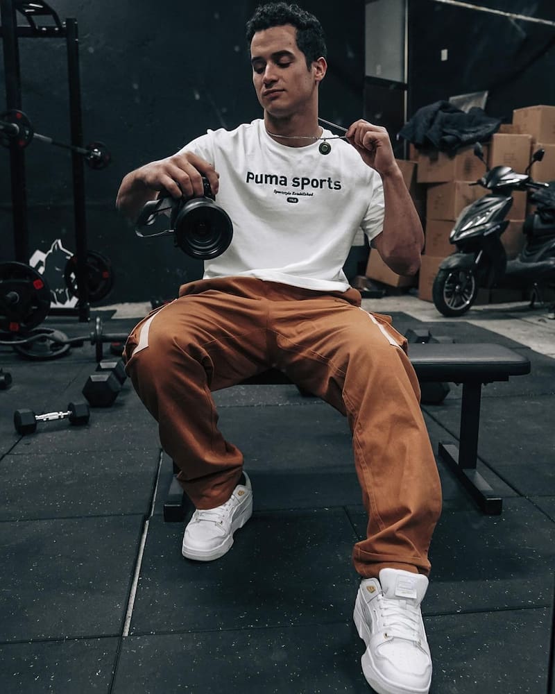 El actor participó en distintas producciones dramáticas de TVN, es modelo y sube contenido fitness y fisiculturismo en redes sociales.