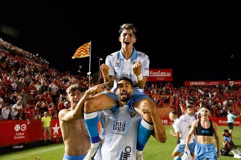 Antoñito Cordero, sobre los hombros de Einar Galilea. La joven promesa del Málaga parte a Inglaterra.