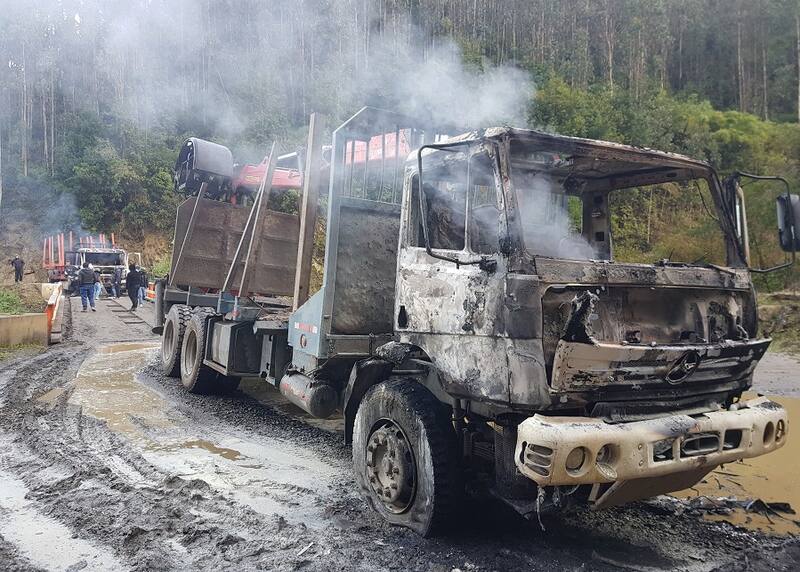 Caete, 9 de septiembre 2020
Al menos 3 camiones fueron quemados por 7 encapuchados en la zona rural de esta localidad en las ultimas horas. Un cuarto se encontrara desaparecido.
Manuel Araneda/Aton Chile