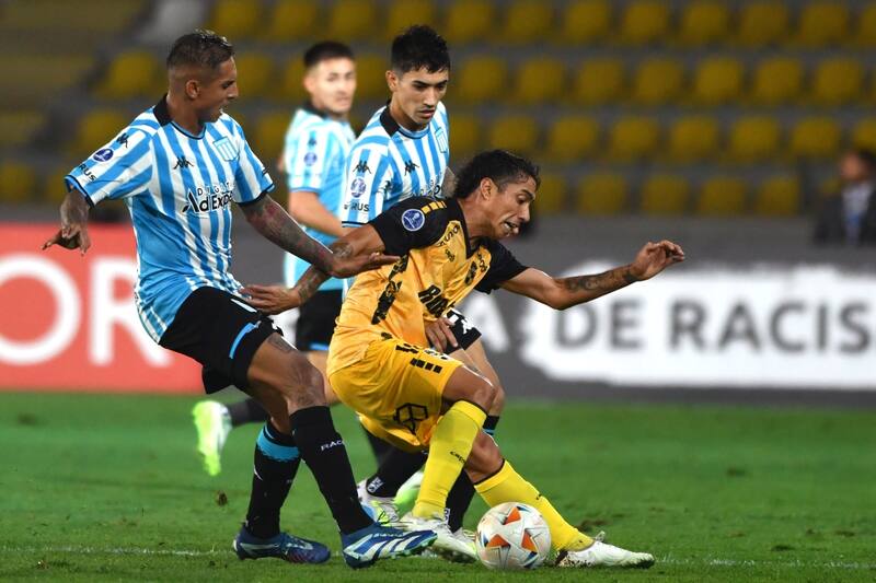 Luciano Cabral fue titular en la derrota de los Piratas. Foto: Agencia Aton.